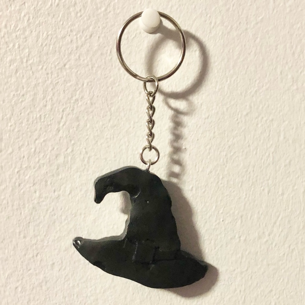 🧡 Magical Witch Hat Keychain